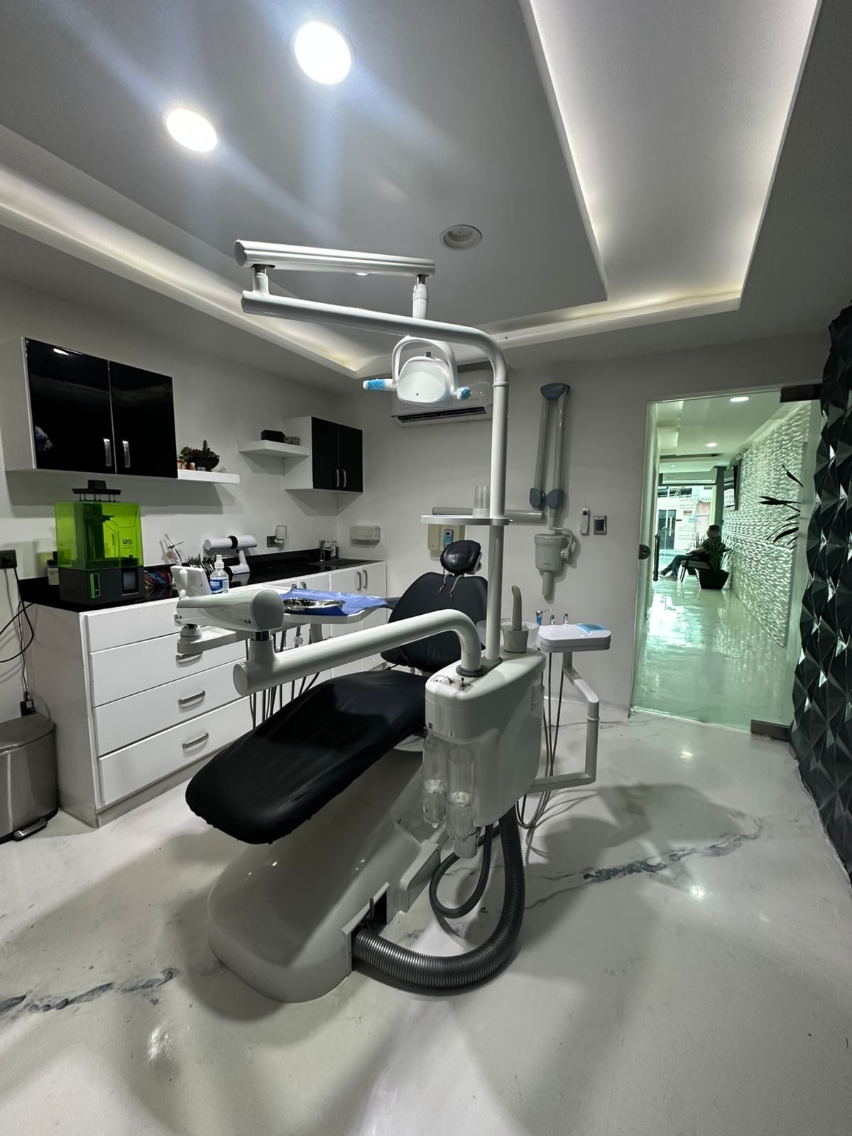Vista amplia del consultorio dental